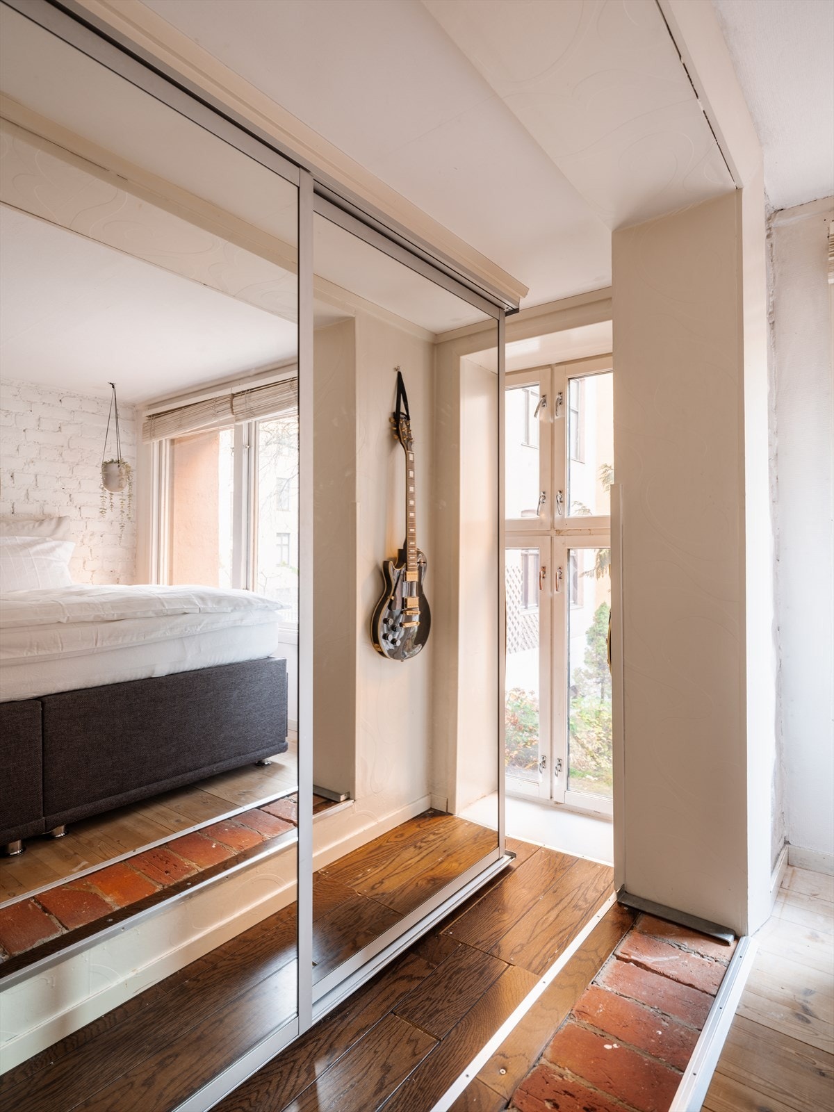 Her har du plass til stor seng og klærne kan oppbevares i tilhørende skyvedørsgarderobe med speil. I gulvet finnes et hemmelig rom til oppbevaring at ting du ikke har behov for å bruke hver dag. Galleribilde