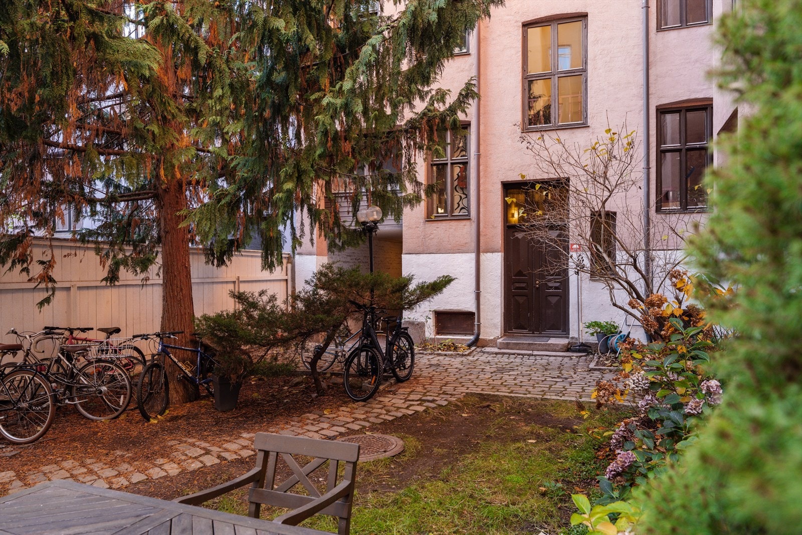 Her bor man supersentralt med lett tilgang til alt Grünerløkka og byen har å tilby, samtidig som bygården ligger tilbaketrukket til. Galleribilde