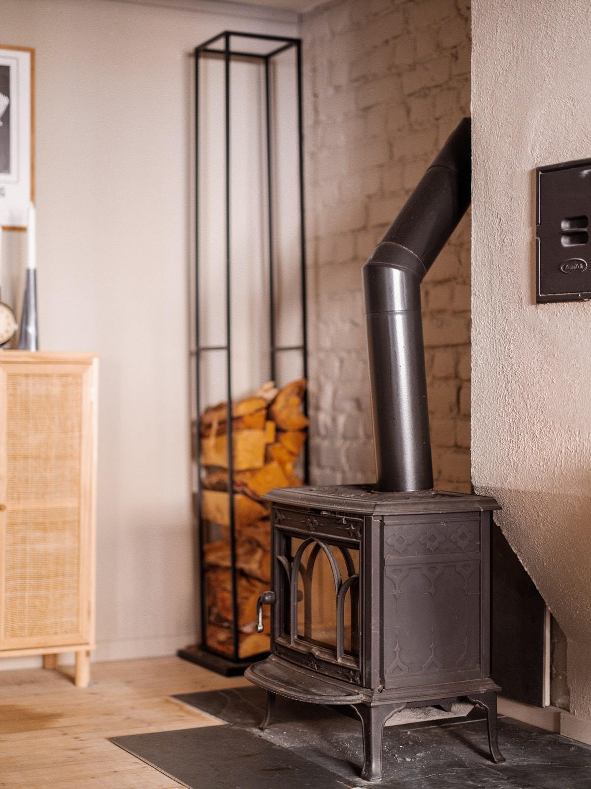 I stuen har man en lekker peis, som holder leiligheten varm om vinteren samtidig som strømkostnader holdes nede. Galleribilde