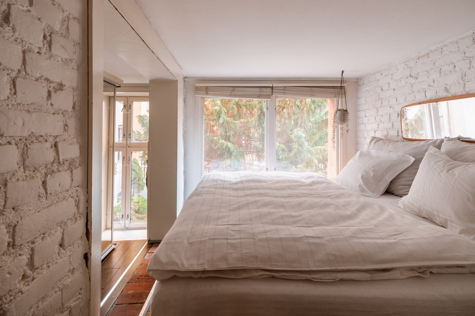 Soverommet er vendt mot den rolige bakgården med vegetasjon som skjuler innsyn. Galleribilde