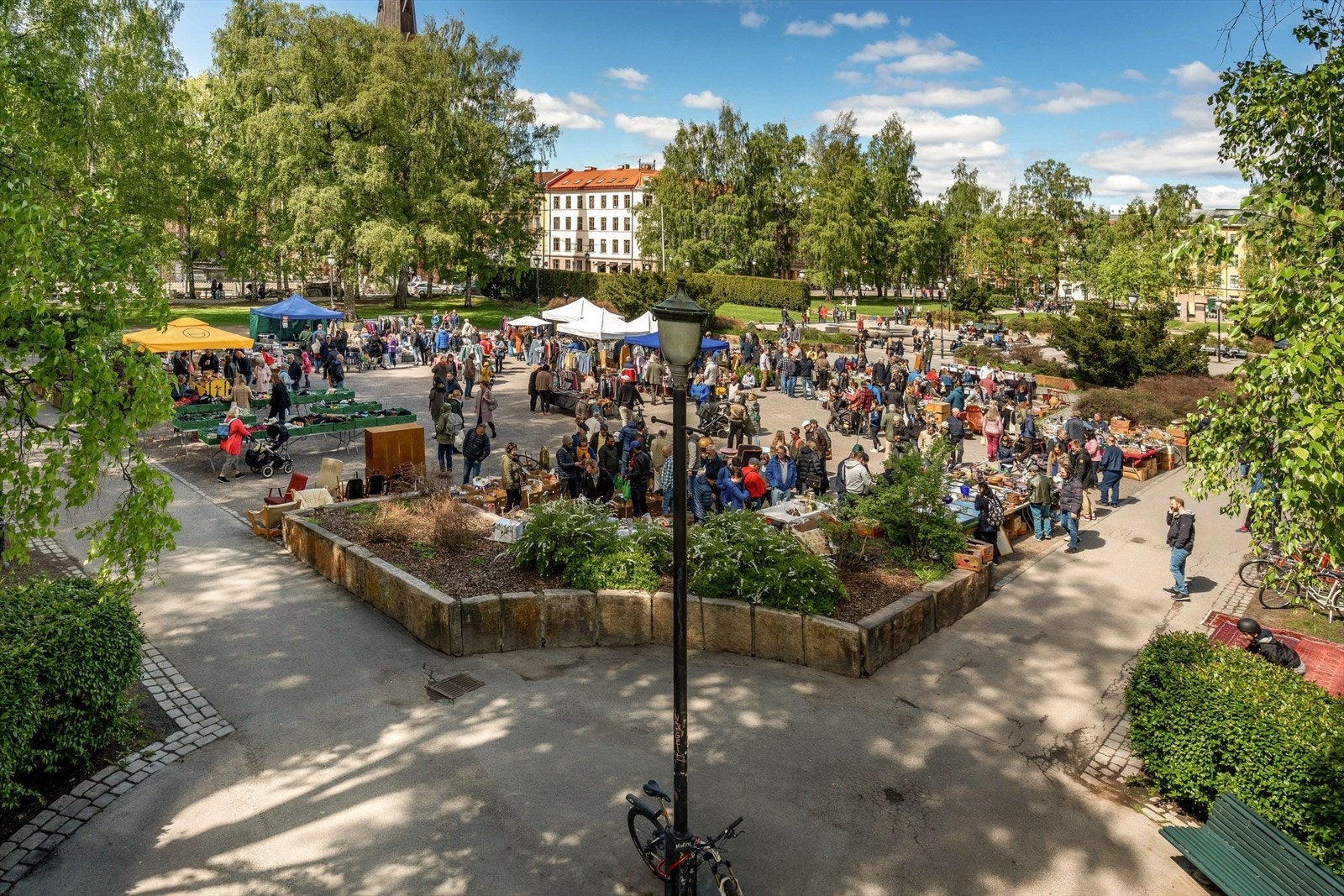 Nesten hver eneste søndag kan man gjøre kupp på bruktskatter på Birkelunden marked, som ligger et steinkast unna leiligheten. Galleribilde