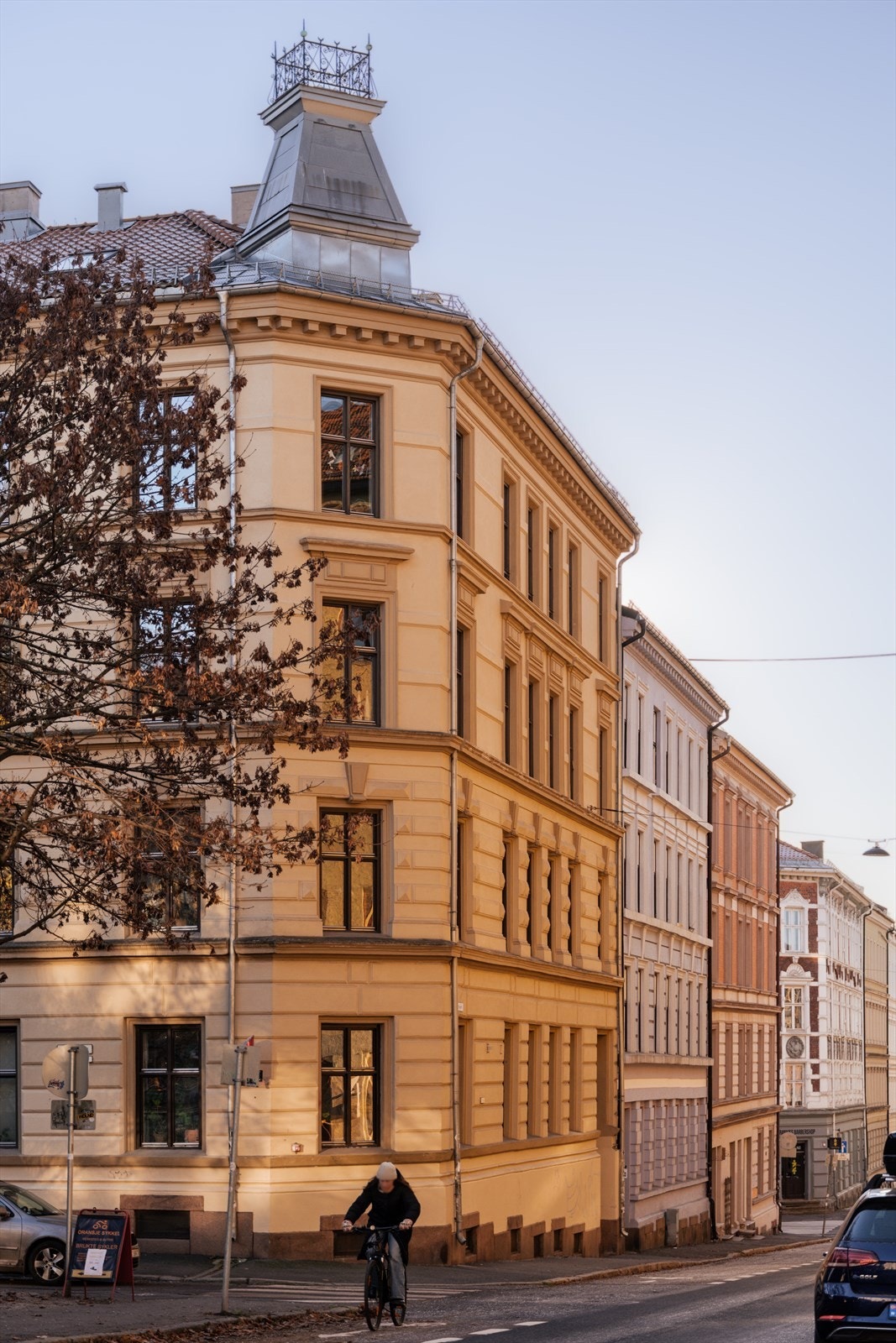 Markveien er en rolig miljøgate, som er enveiskjørt. Dette betyr at det er minimalt med trafikk og støy. Galleribilde