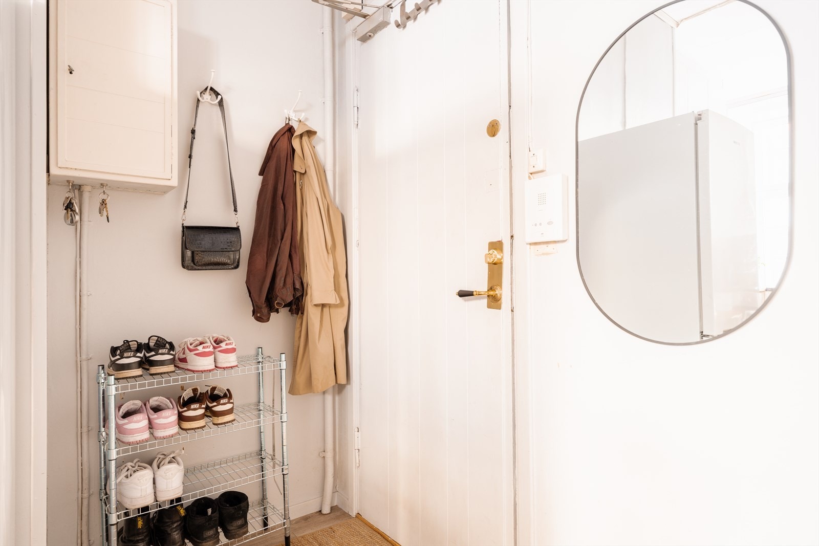 I entréen finner man sikringsskapet, i tillegg er det naturlig plass til oppbevaring av yttertøy og sko. Galleribilde