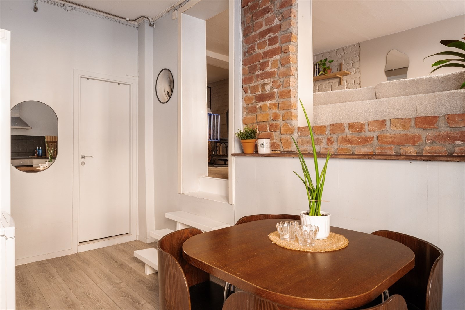 På kjøkkenet har man en naturlig krok for spisebord. Galleribilde