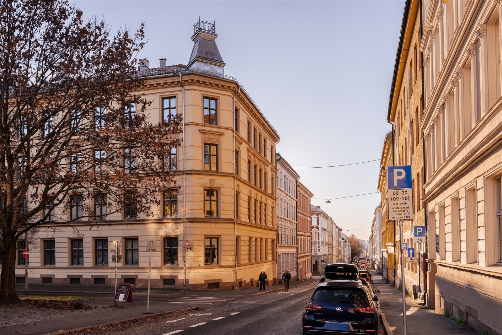 Dette er en klassisk bygård fra 1891, på hjørnet rett ved hyggelige Paulus plass. Enveiskjørt gate med rolig forbikjøring og beboerparkering rett utenfor. Galleribilde