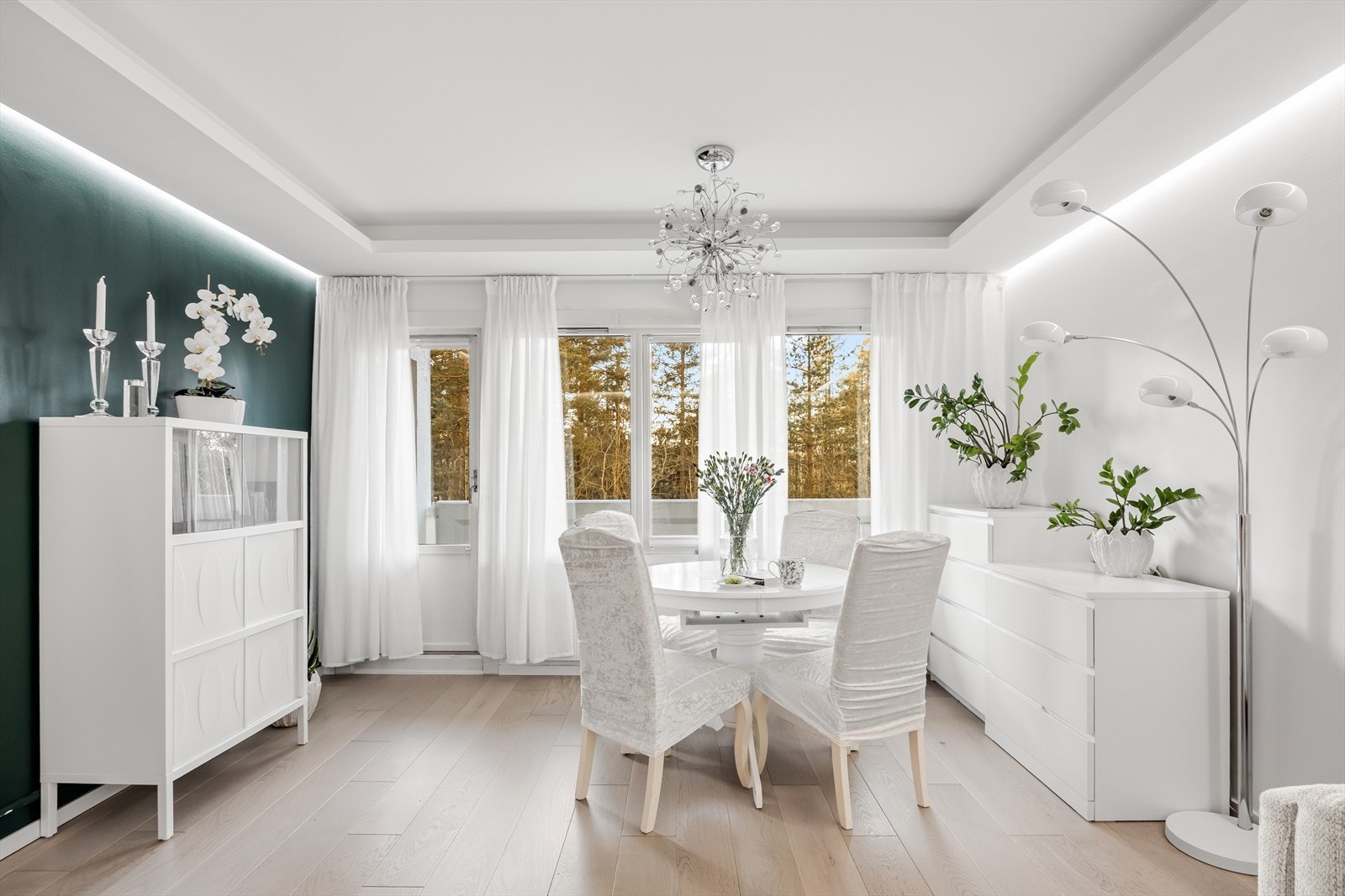 Herfra er det utgang til en vestvendt og solrik balkong. Galleribilde