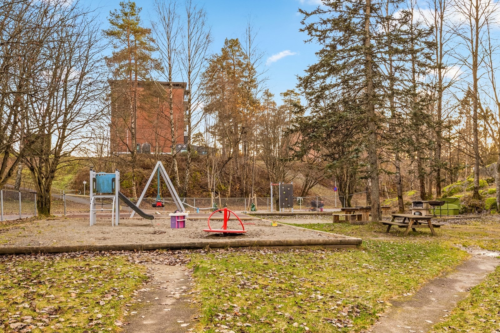 Borettslagets fellearealer er pent opparbeidet med plen, prydbusker, sittegrupper, lekeplass, samt noe naturtomt med større trær og naturlig vegetasjon. Galleribilde