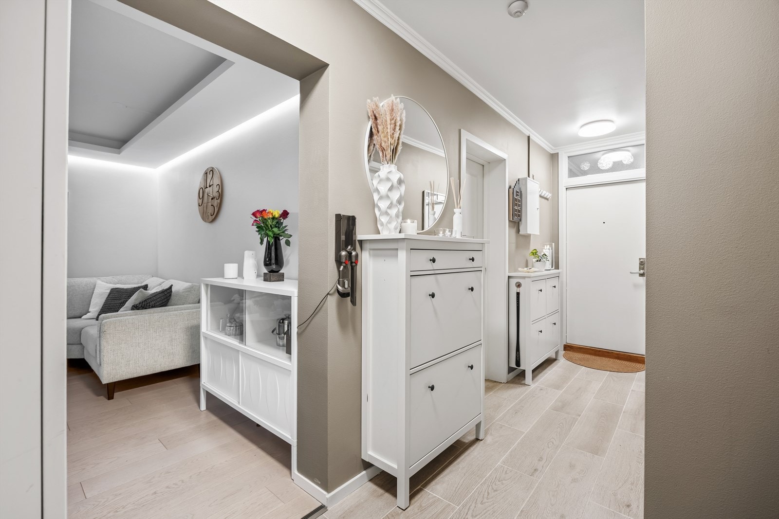 Det er adkomst til leiligheten som ligger i 2. etasje via heis eller felles trappegang. Galleribilde