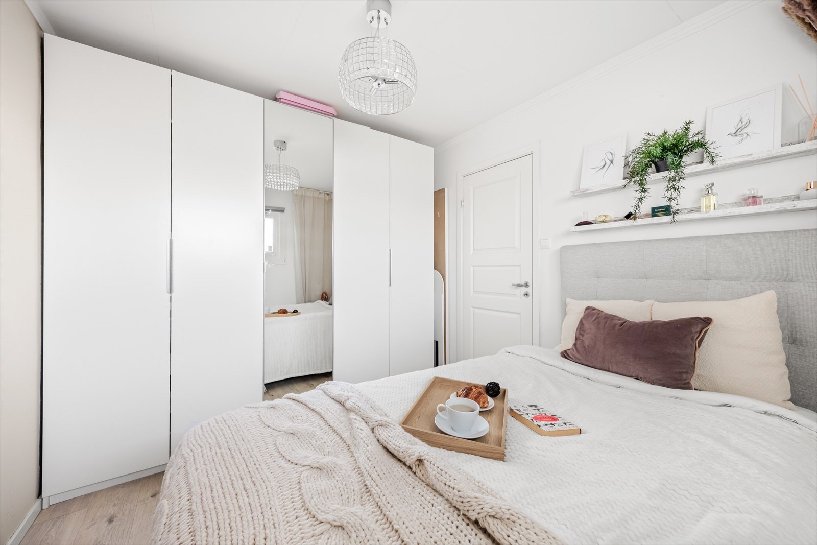 Begge soverommene har plass til stor seng, tilhørende møblement og stort garderobeskap med god oppbevaringsplass. Galleribilde