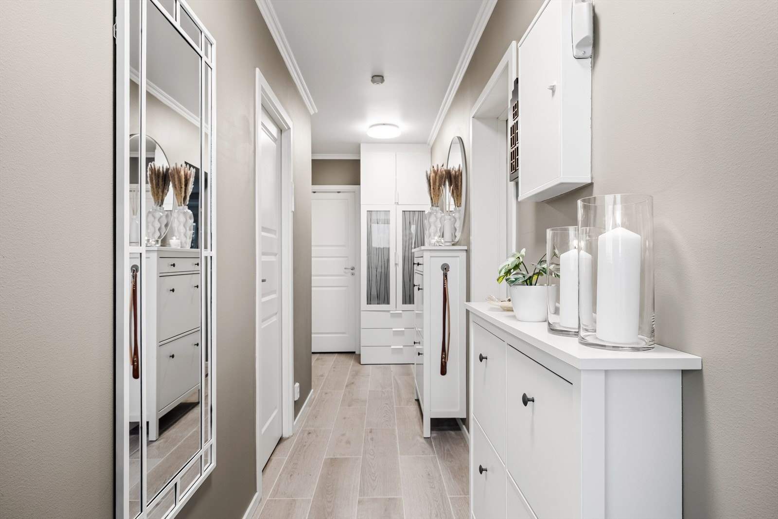 Her ønskes du velkommen inn i en entré med god plass til å oppbevare ytterklær og sko garderobeskap. Galleribilde