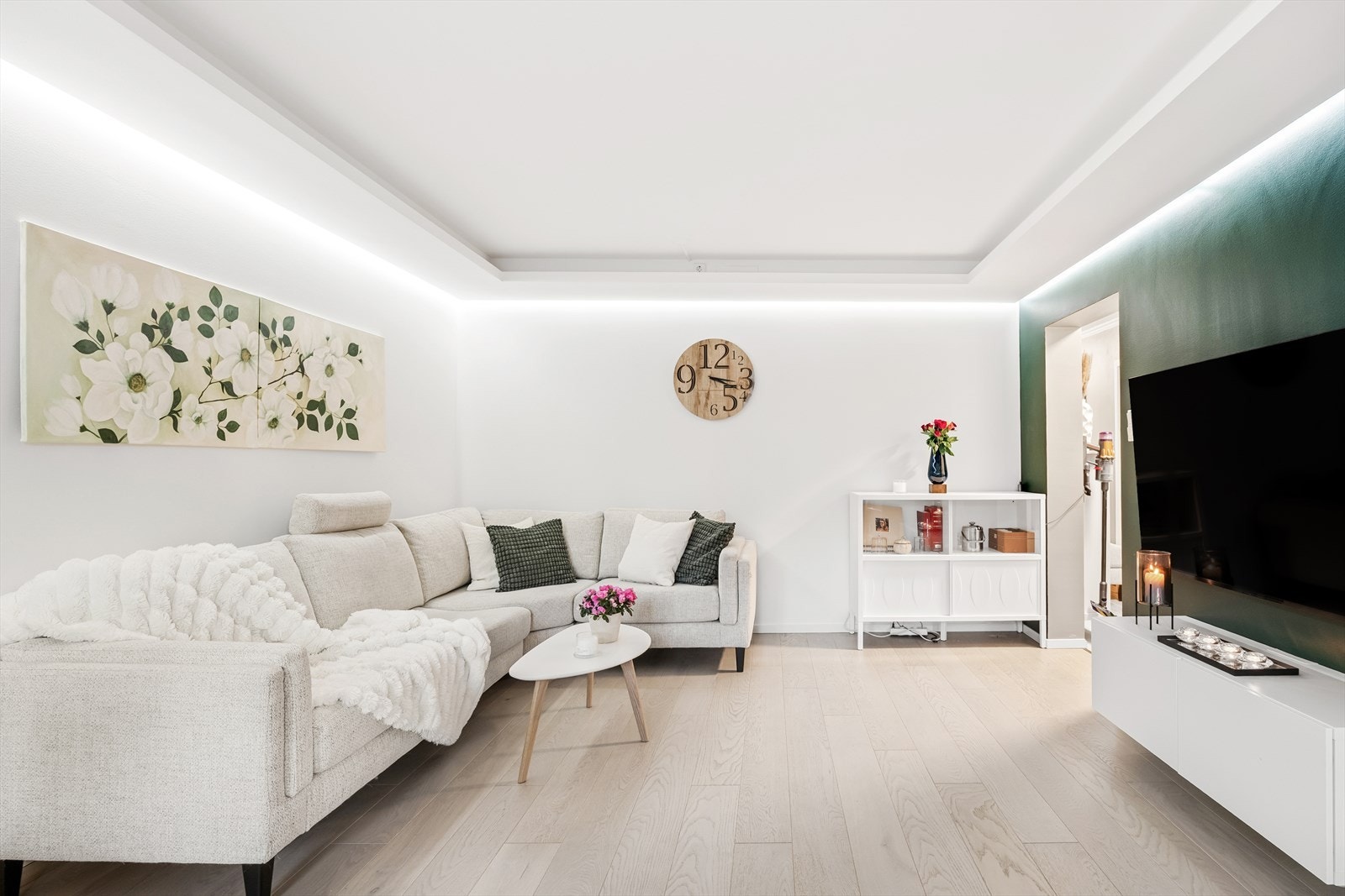 Taket har fine detaljer med nedsenket ramme og ledlys. Galleribilde