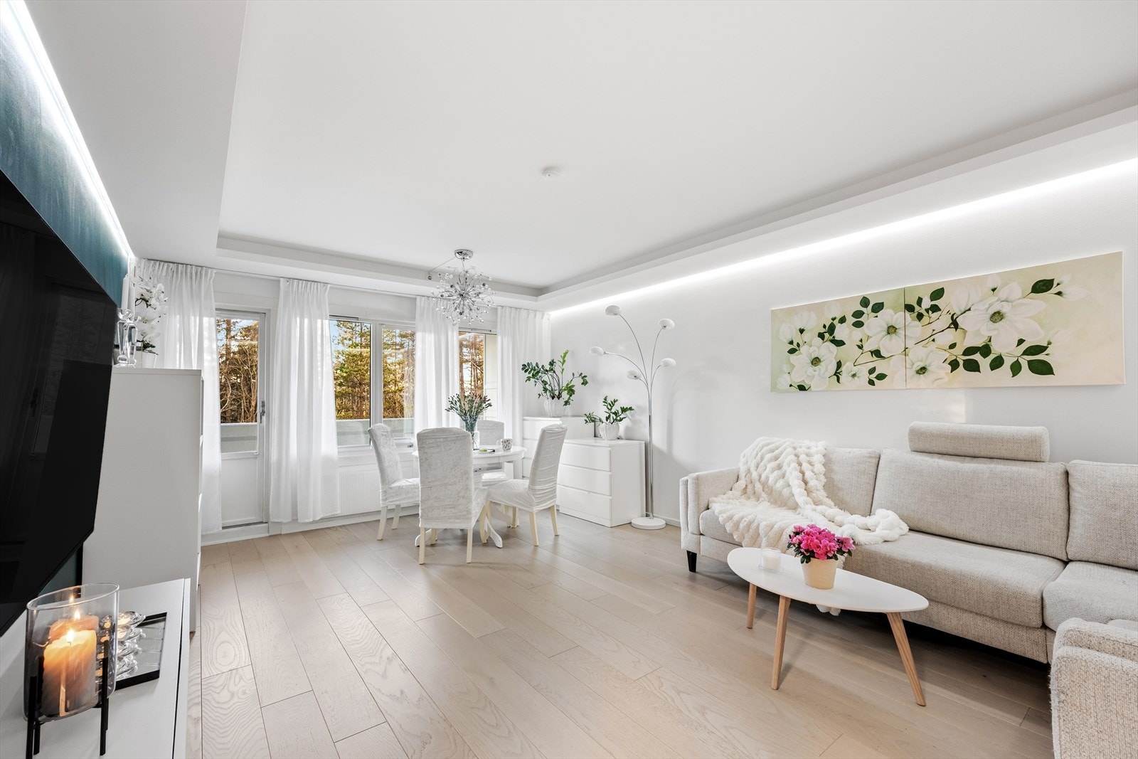 Her er flere store vindusflater som slipper inn mye naturlig lys og skaper en god atmosfære i rommet. Galleribilde