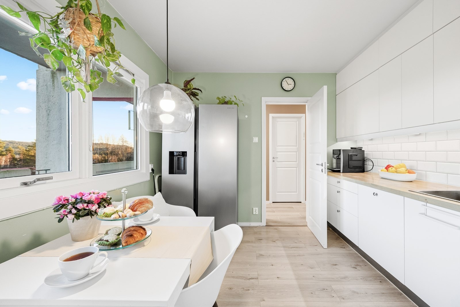 Vegg over benkeplater er flislagt, praktisk ved matlaging. Galleribilde