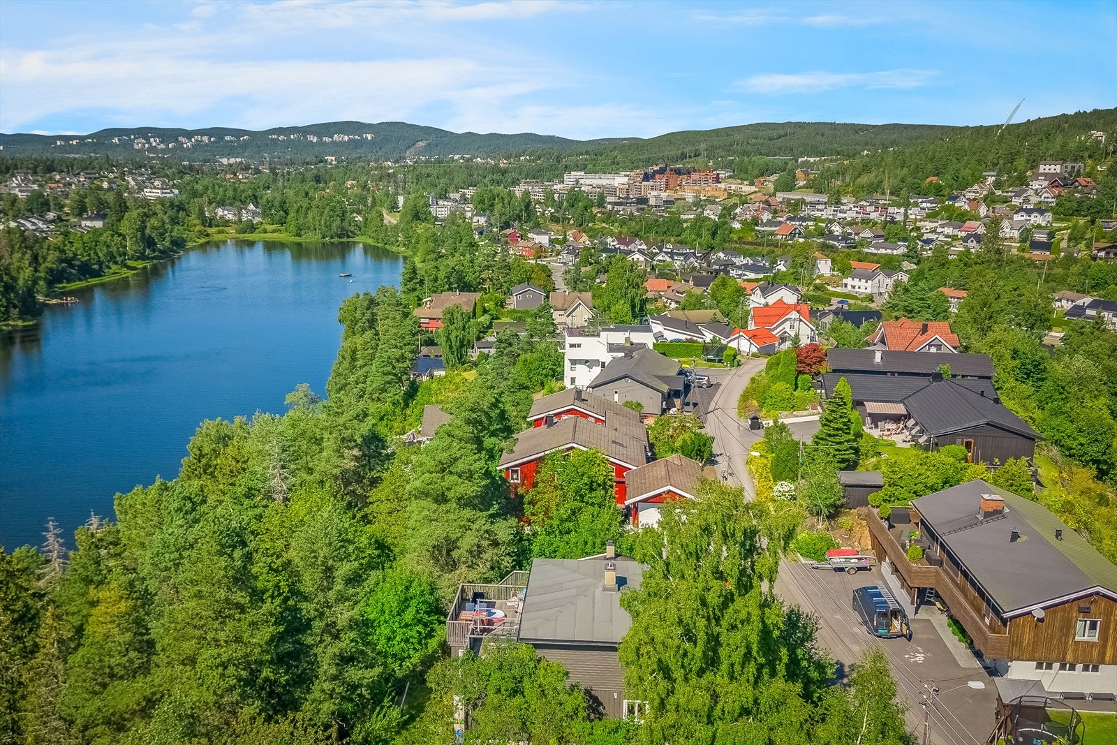 Lørenskog med sin beliggenhet mellom Oslo og Lillestrøm er en attraktiv bolig- og næringskommune. Her er det kort vei til kollektiv transport. Galleribilde