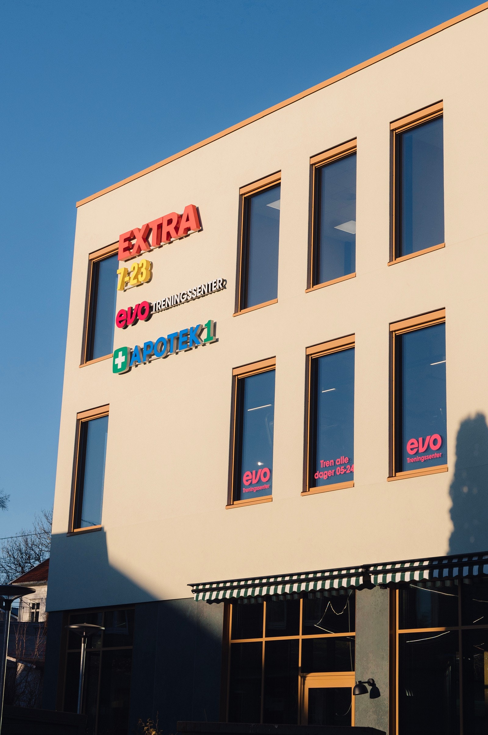 På nye Gressvik Torg vil du finne det du trenger i hverdagen - sjarmerende butikker, forretninger, caféer, spisesteder, apotek og legekontor Galleribilde