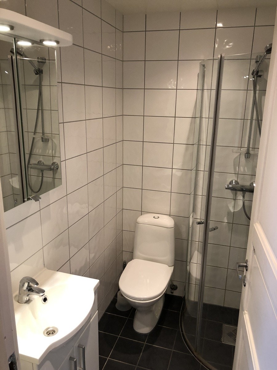 Rom 1 og rom 2 deler bad. Galleribilde