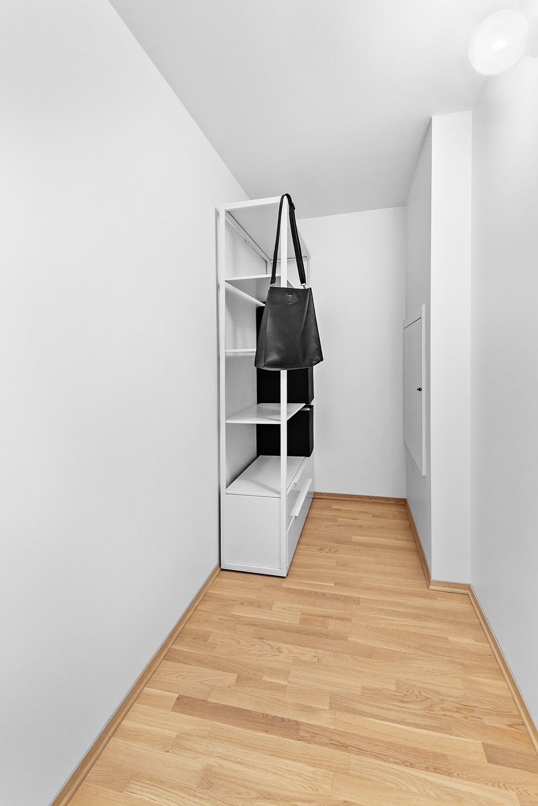 Innvendig bod - Her inne står det en hylle og er satt opp en stang til å henge kleshengere på Galleribilde