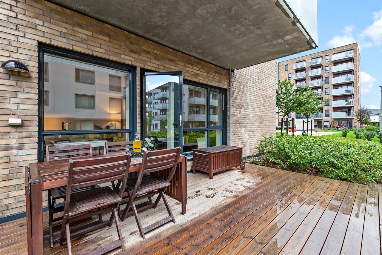 Leiligheten har stor markterrasse med plass til sittegruppe og solstoler Galleribilde