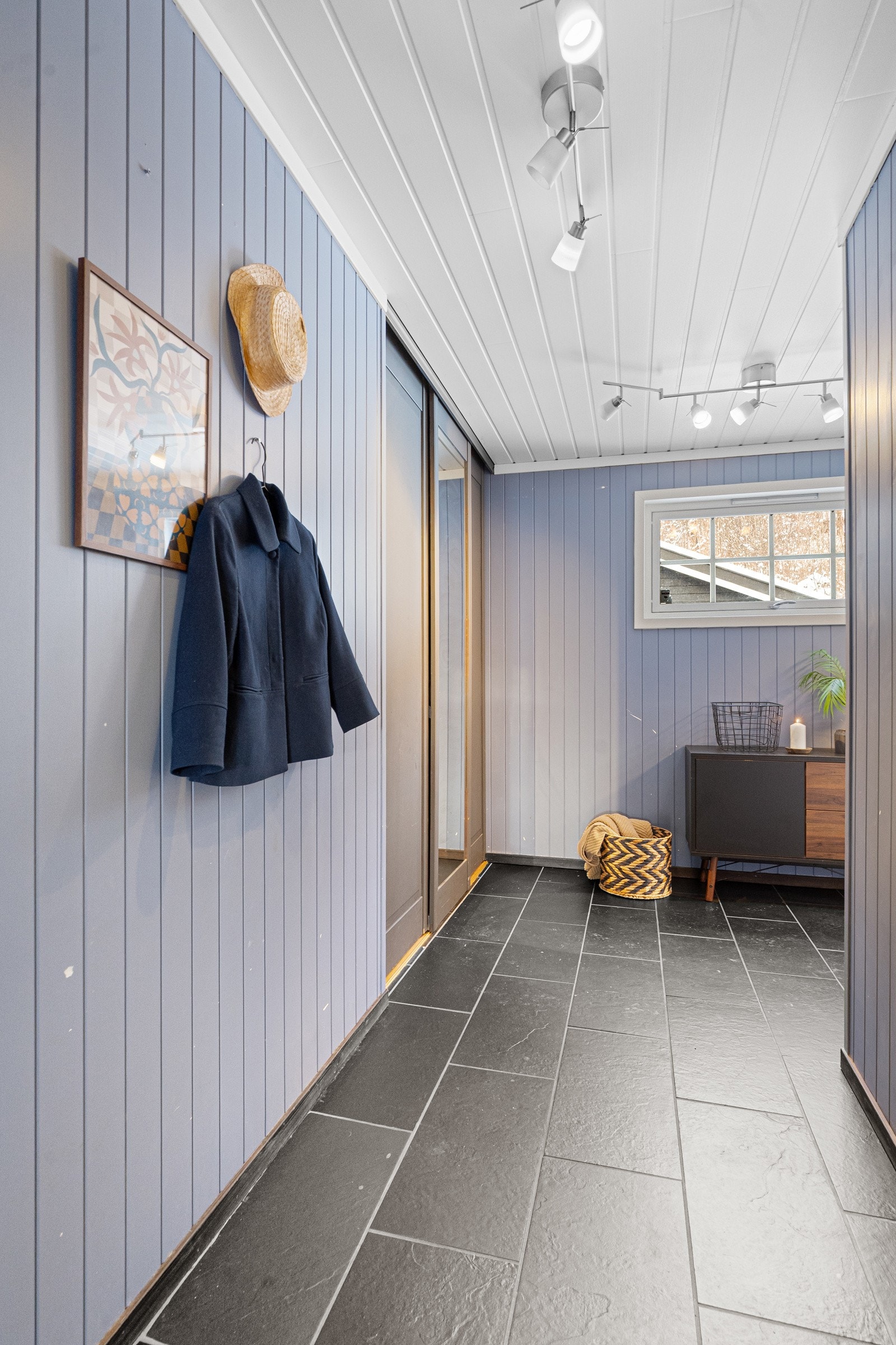 Romslig entrè med oppbevaringsplass og gulvvarme Galleribilde