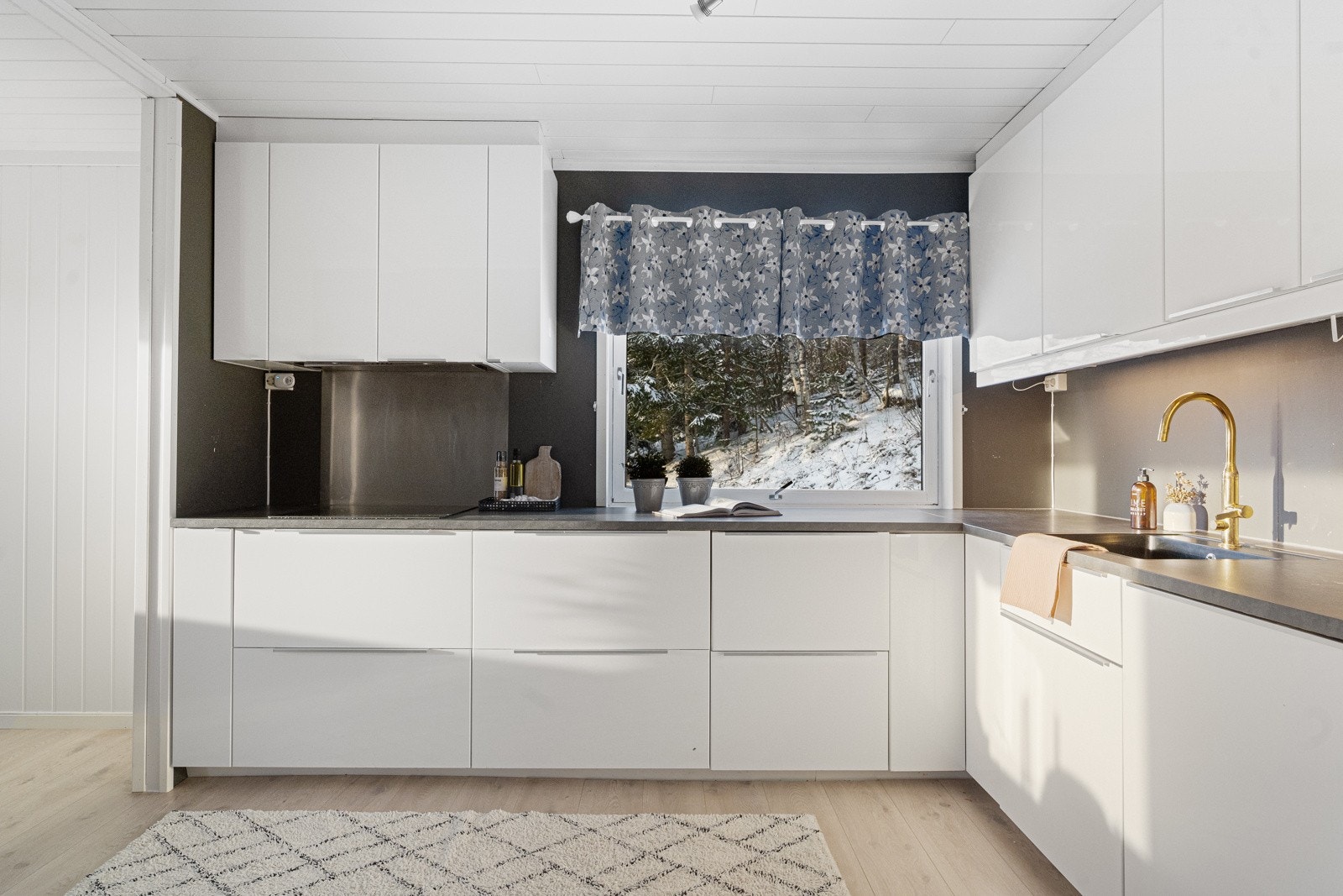 Nyere kjøkkeninnredning Galleribilde