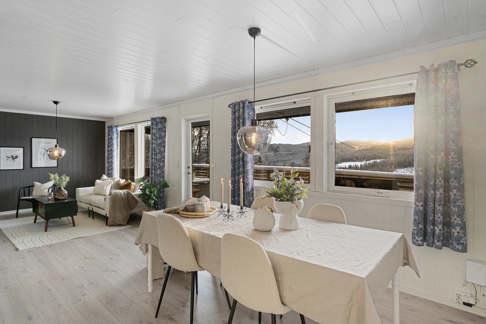 Store vinduer som gir godt med lys inn og fin utsikt Galleribilde