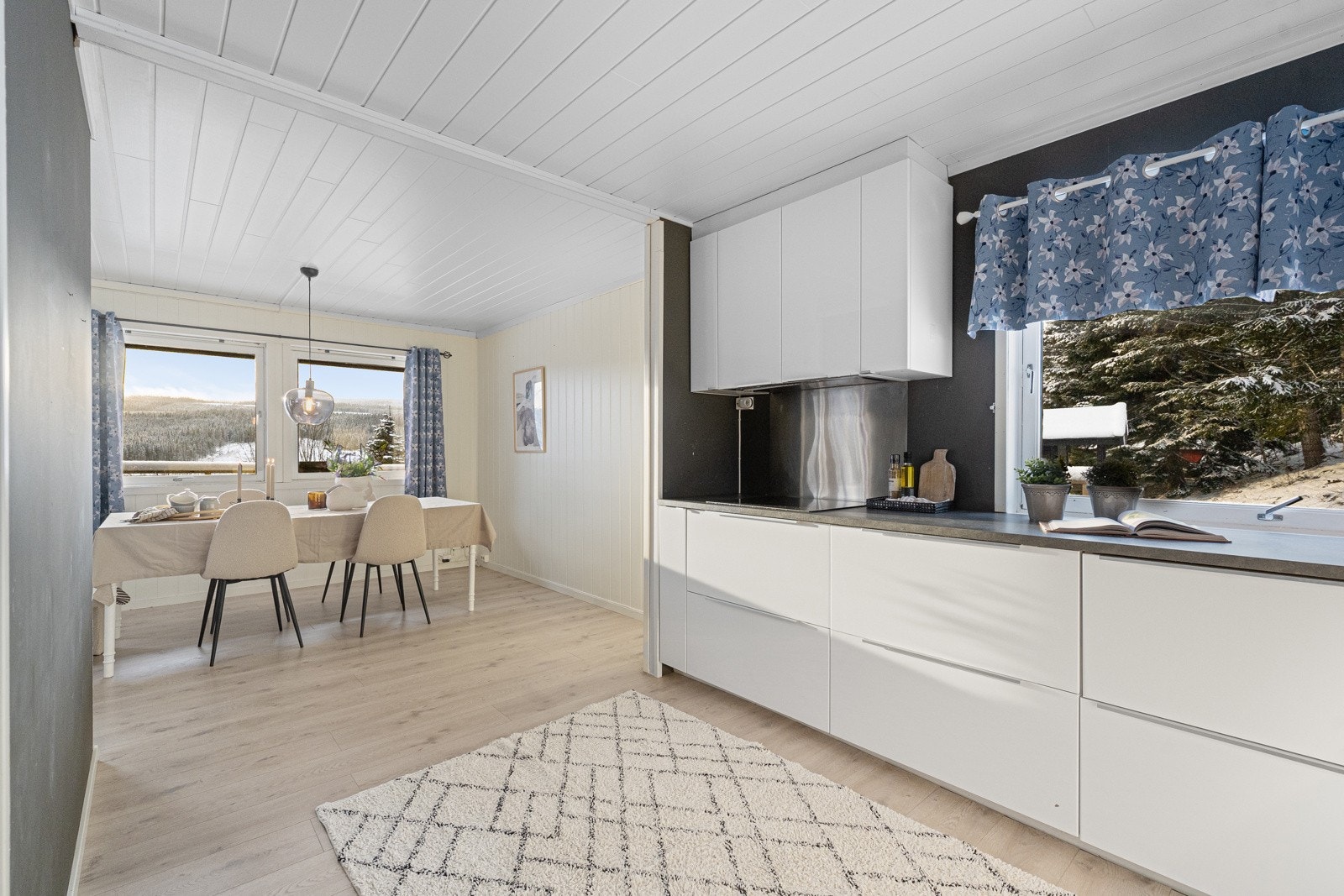 Fra kjøkken mot spisestue Galleribilde