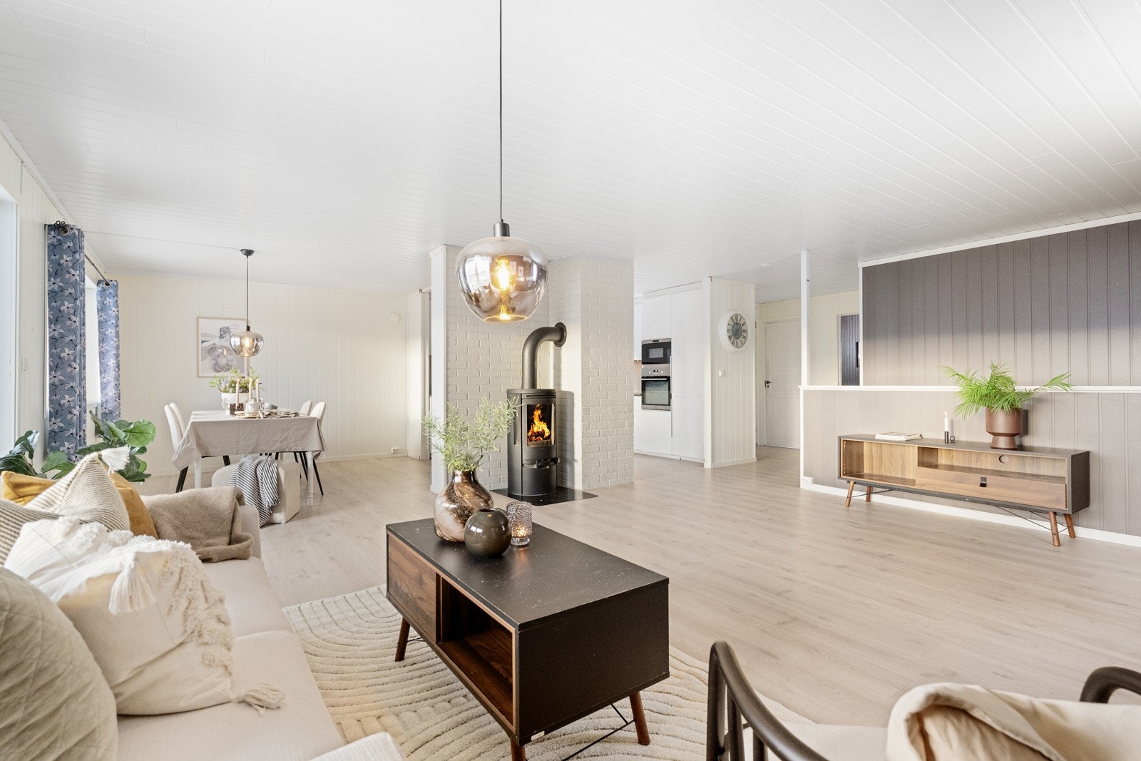 Kjøkken og stue i delvis åpen løsning Galleribilde