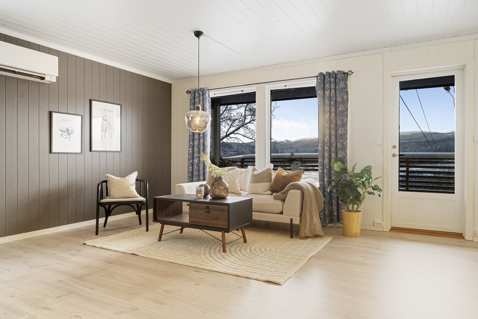 Romslig stue med utgang til overbygd veranda Galleribilde