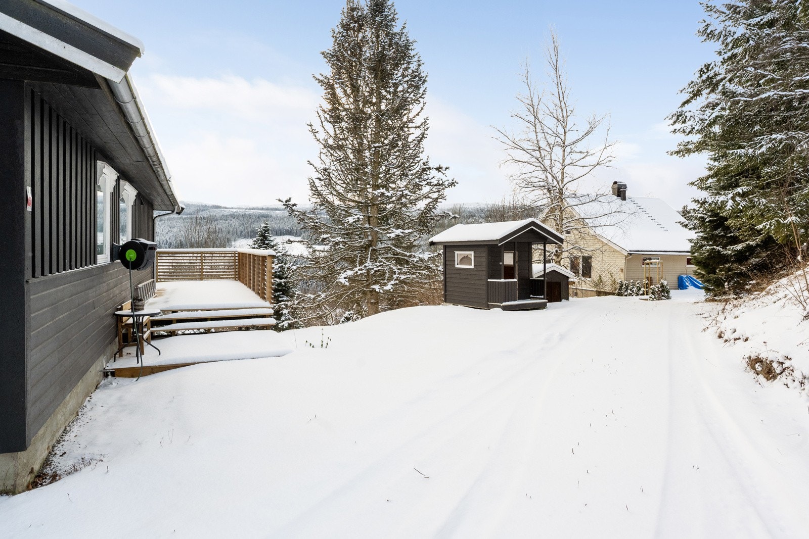 Romslig gårdsplass Galleribilde