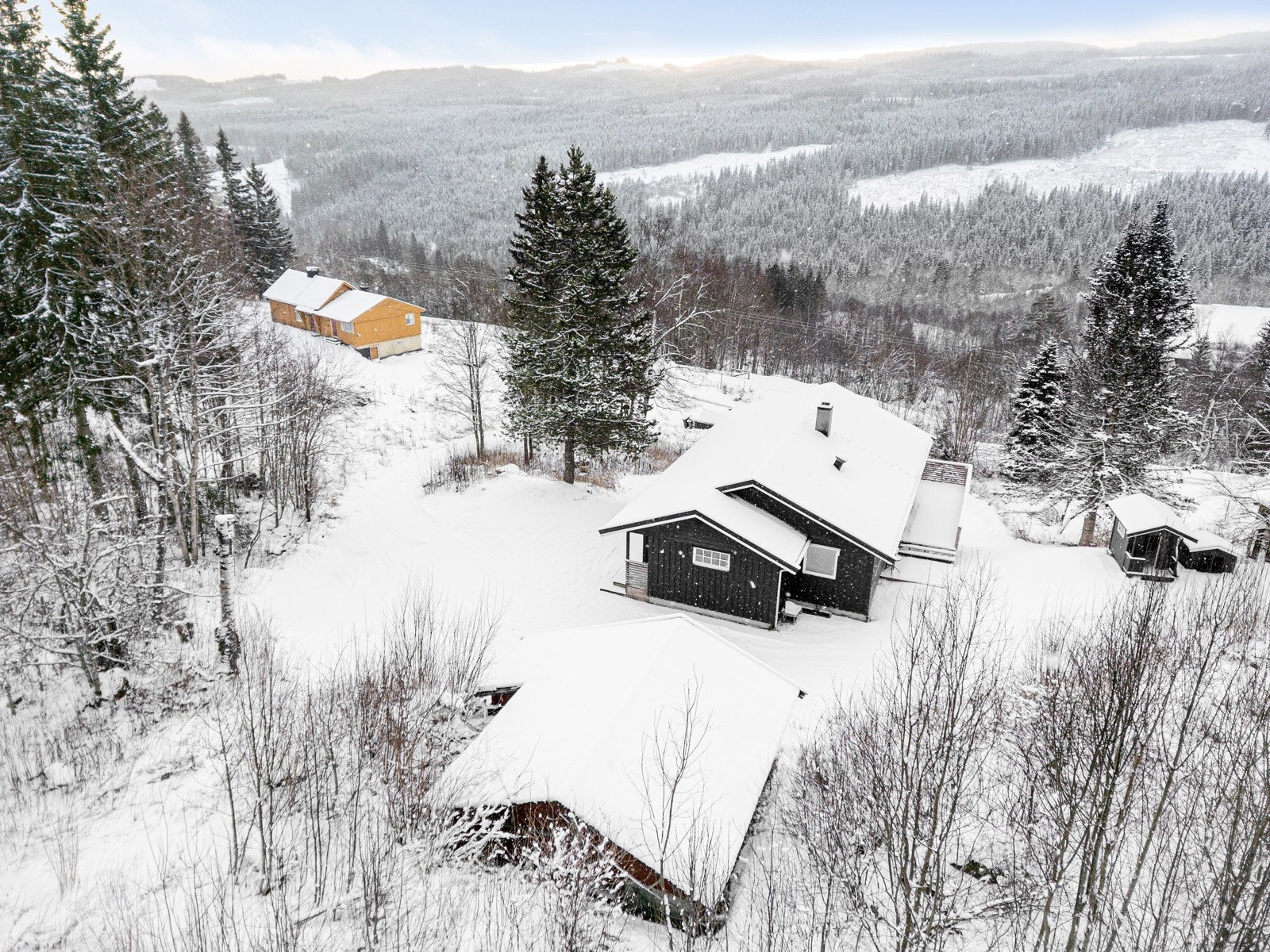 Velholdt enebolig over 2 plan - inngang i 1.etg. Galleribilde