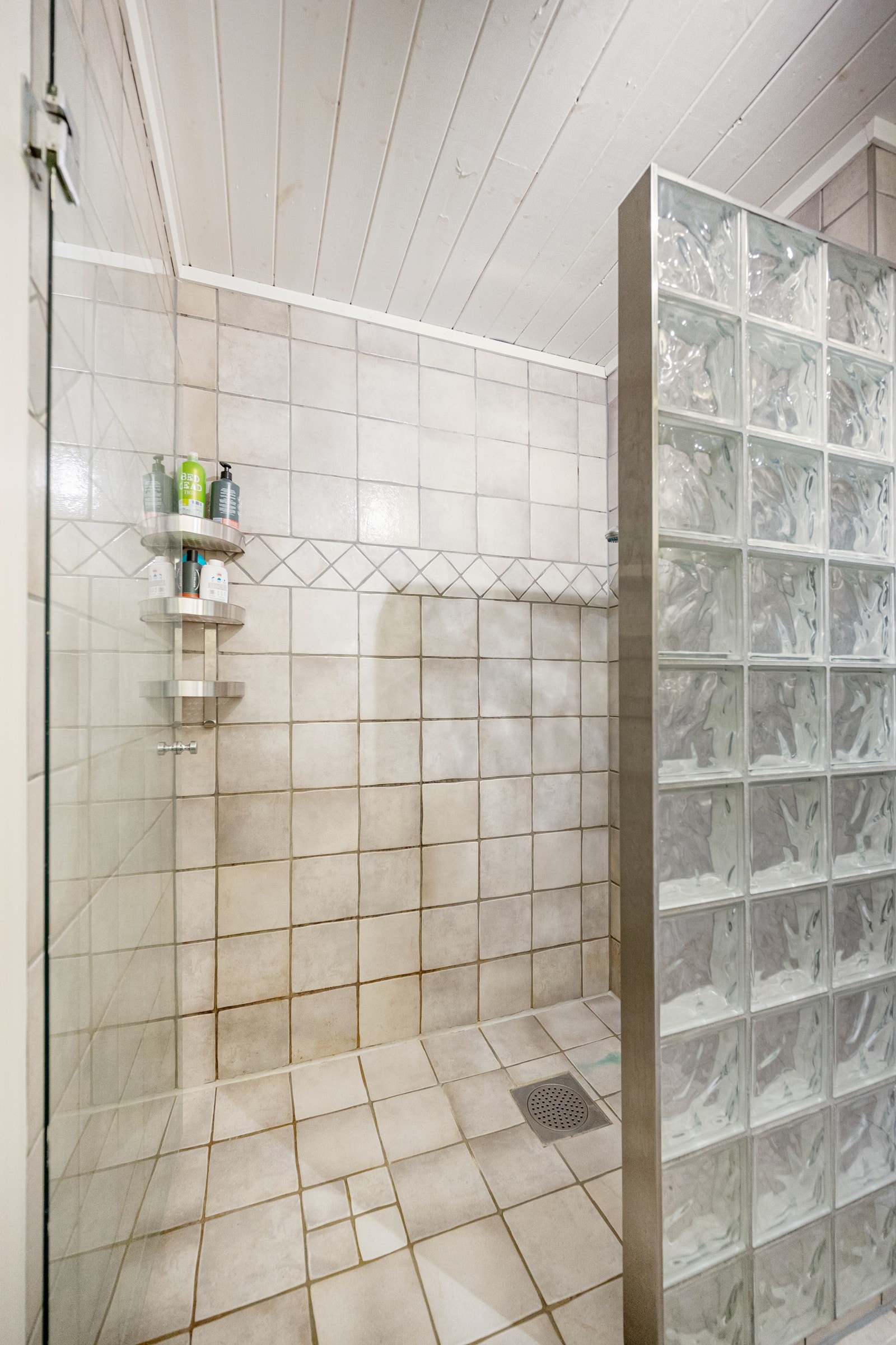 Dusjnisje med fliser og glassbyggerstein Galleribilde