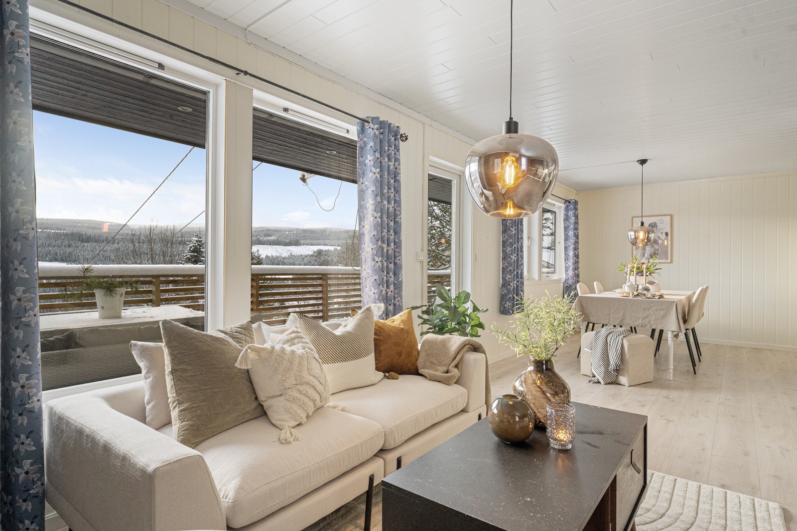 Fin plass for sofamøblement og stor spisestue Galleribilde