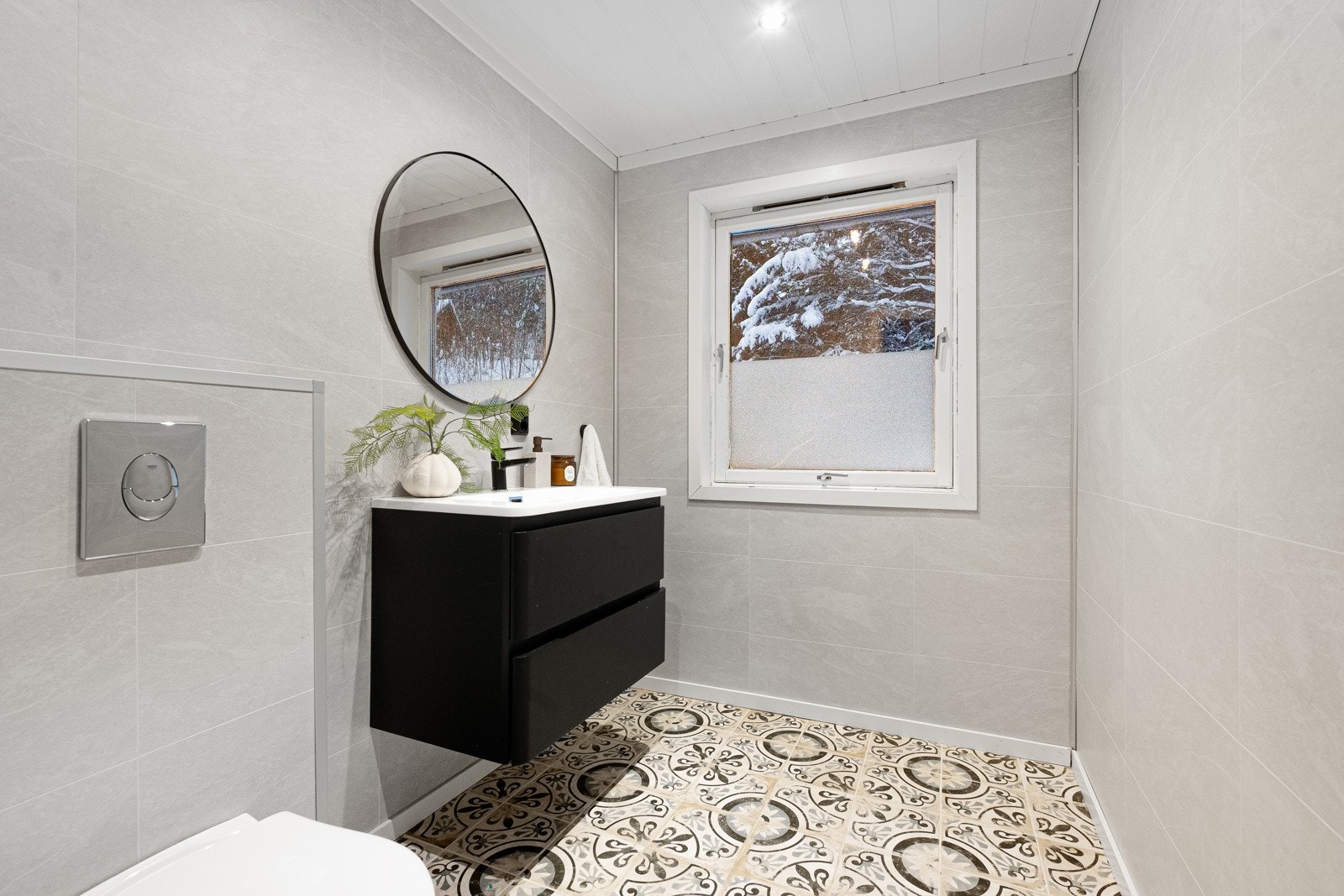 Toalettrommet i 1.etg. har fliser på gulv, baderomsplater på vegger og formpresset panel i himling. Galleribilde