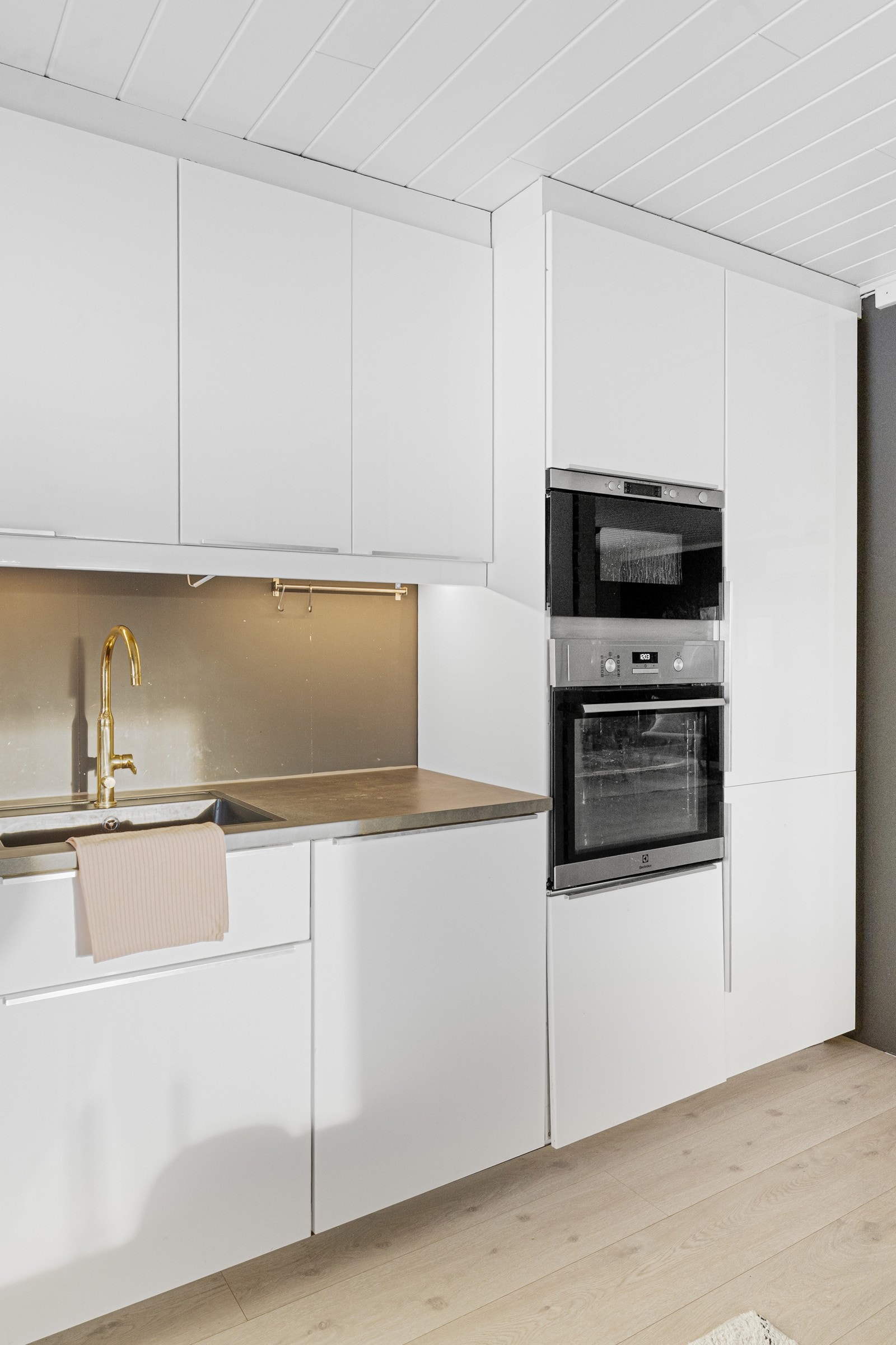 Integrerte hvitevarer på kjøkkenet Galleribilde