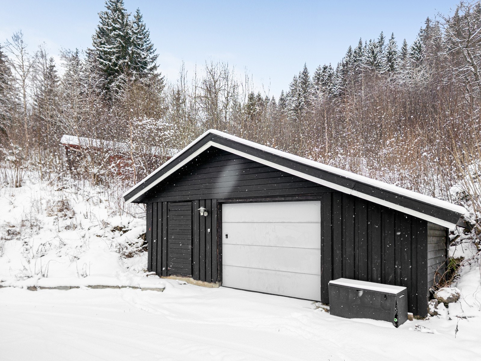 Garasje med 1 bilplass og godt med lagringsplass - leddport Galleribilde