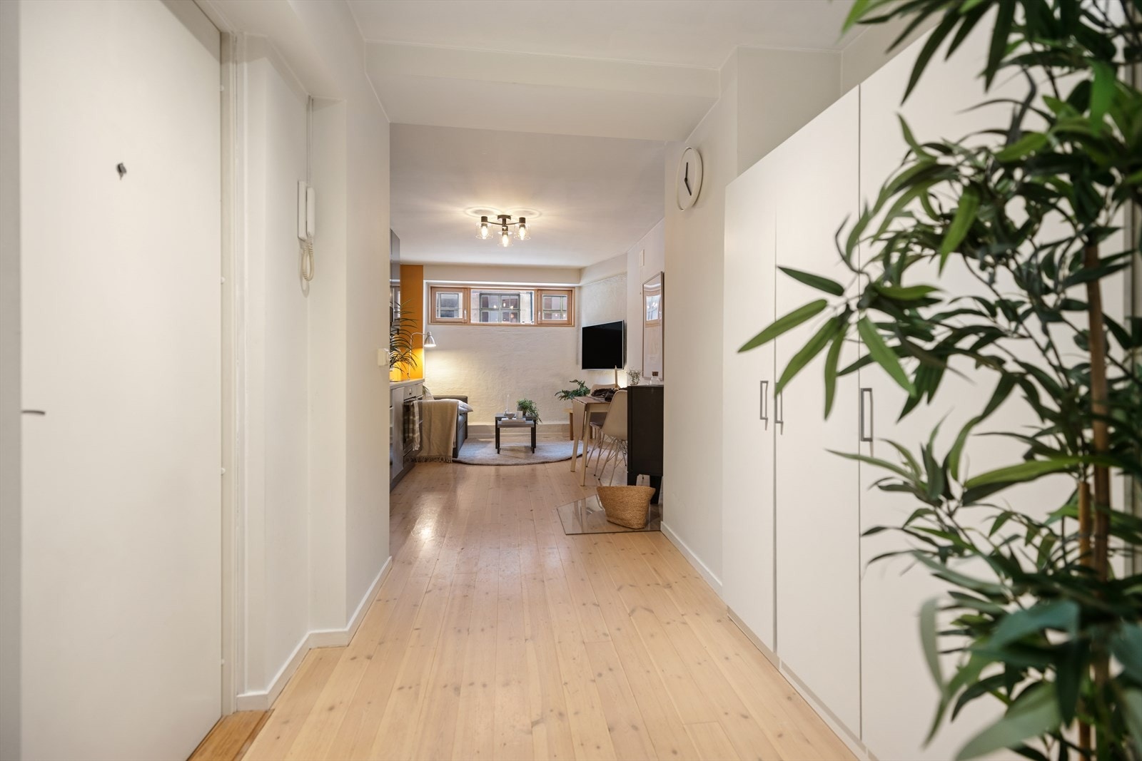 Romslig og innbydende entrè. Galleribilde