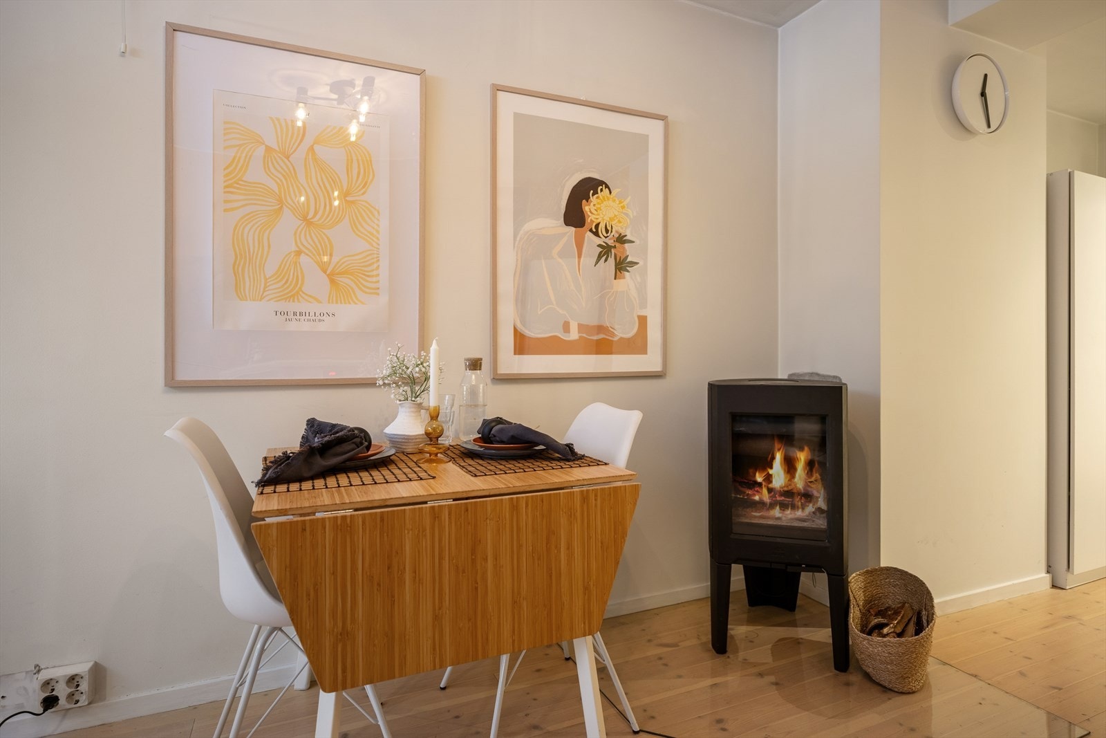 Praktisk løsning med plass til spisebord ved kjøkkenet/stuen. Galleribilde