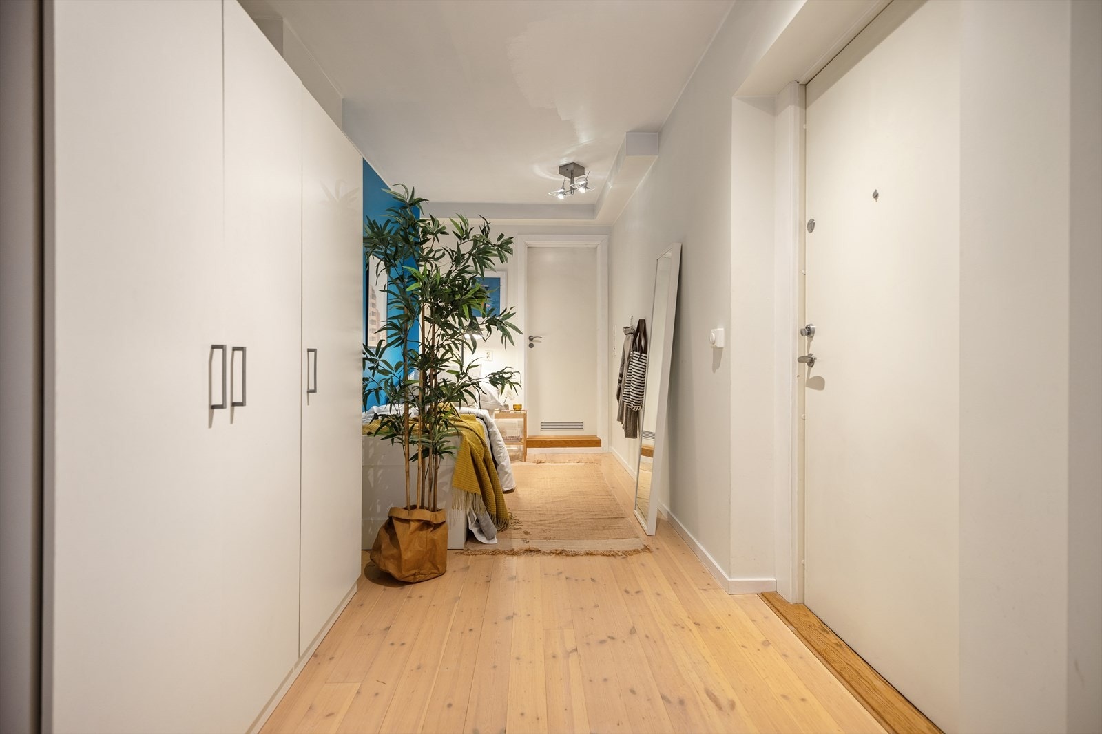 Åpen entré med god plass til garderobeskap. Galleribilde