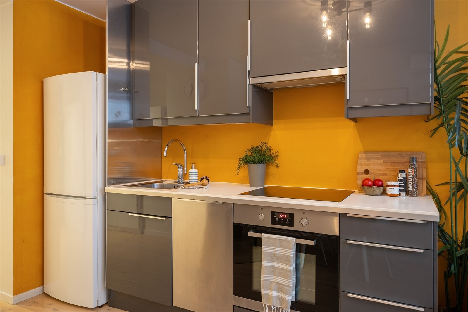 Kjøkkeninnredning med glatte fronter. Hvitevarer bestående av keramisk koketopp, stekeovn, kjøl/frys og oppvaskmaskin. Disse følger med om ønskelig. Galleribilde