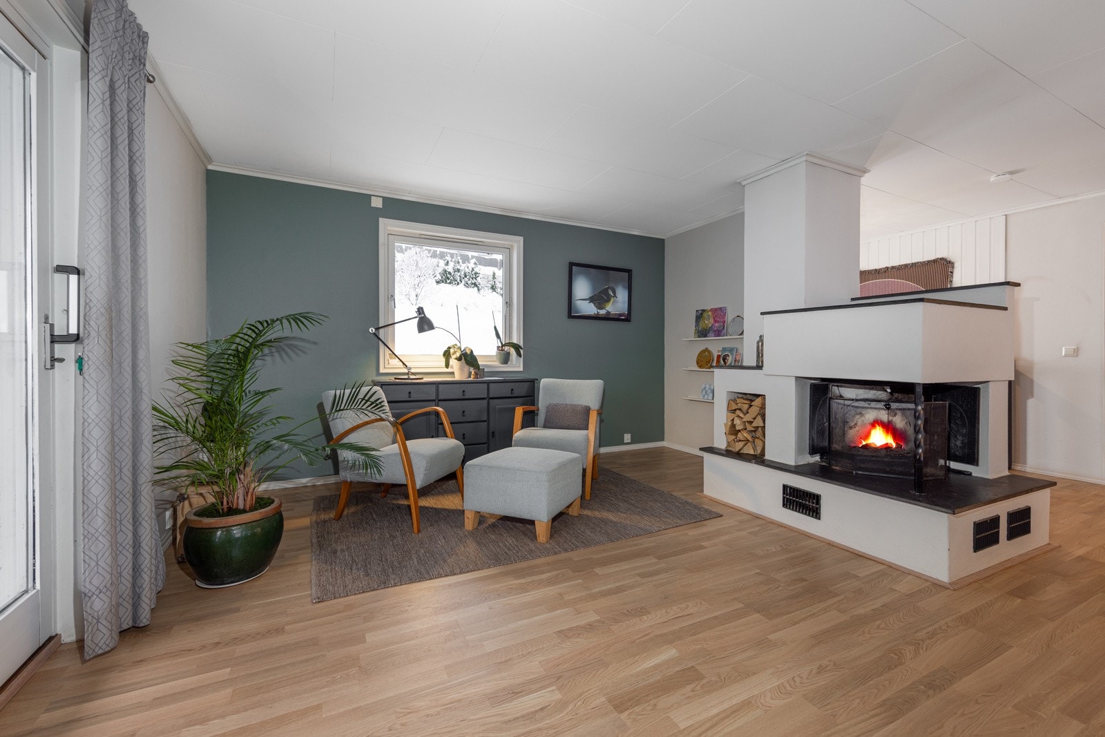 Stuen har god plass til både sofagruppe og spisebord, og store vindusflater gir rikelig med naturlig lys samt flott utsikt. Galleribilde