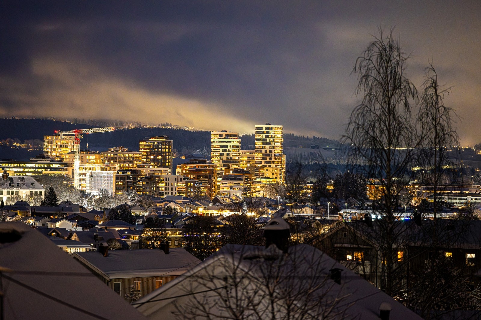 Eiendommen ligger på en høyde og har flott utsikt og særdeles gode solforhold. Galleribilde