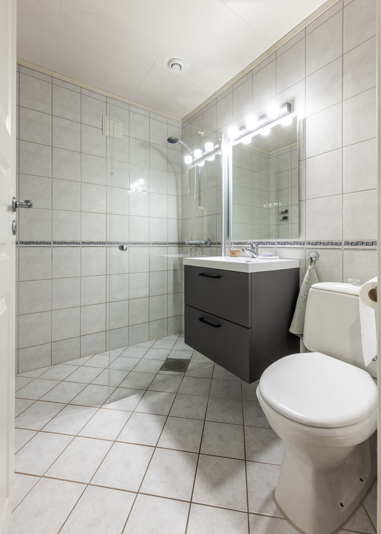 Ytterligere ett baderom i underetasjen. Flislagt med varmekabler i gulvet. Galleribilde