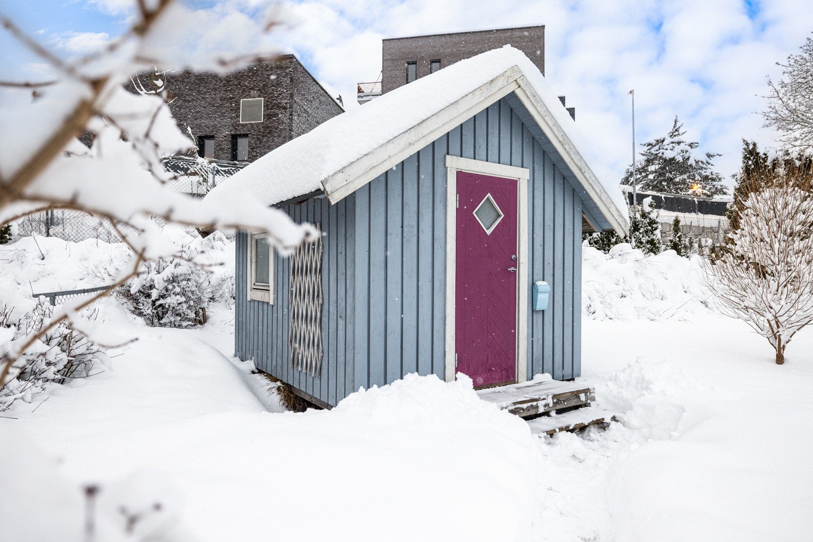 I hagen står det også et frittliggende dukkehus til glede for de minste. Galleribilde