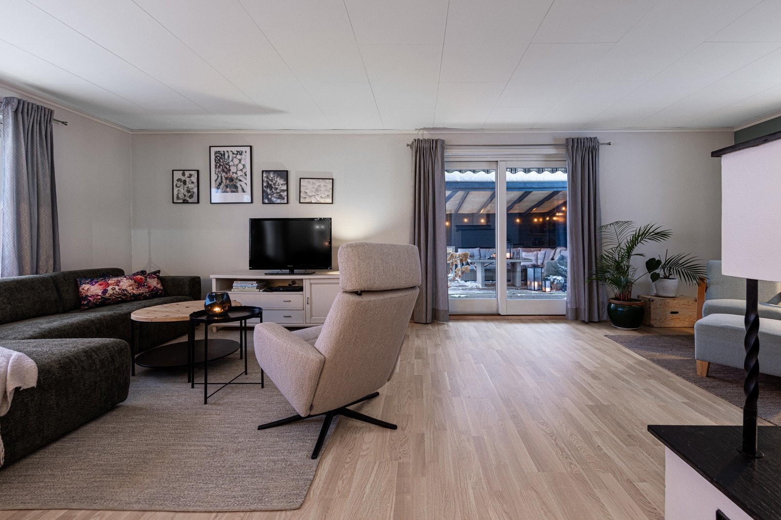 Overflater er holdt i lune og nøytrale fargetoner, og gulvet er belagt med ny parkett. Galleribilde