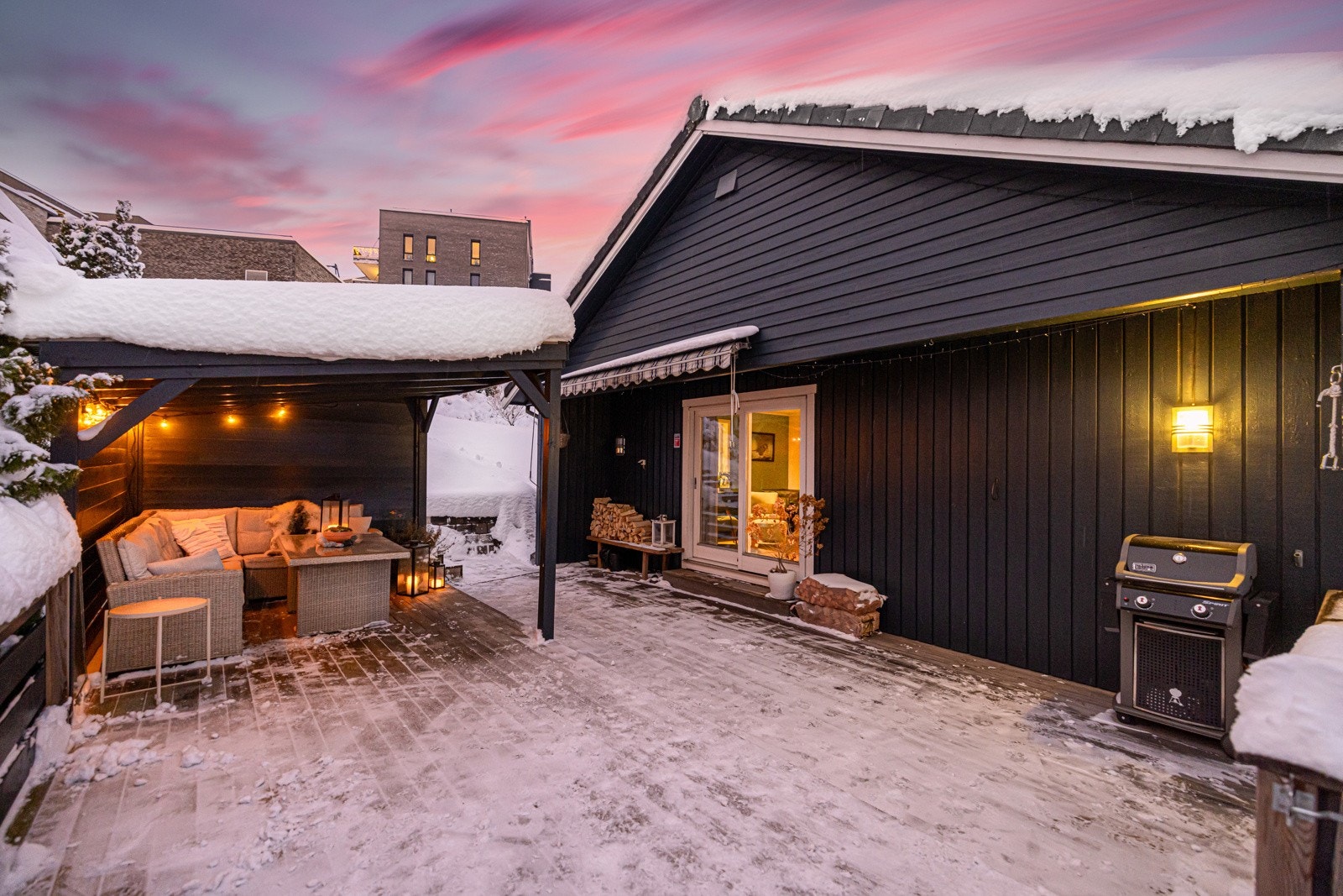 Terrasse med adkomst fra hagen og i fra hovedstuen. Galleribilde