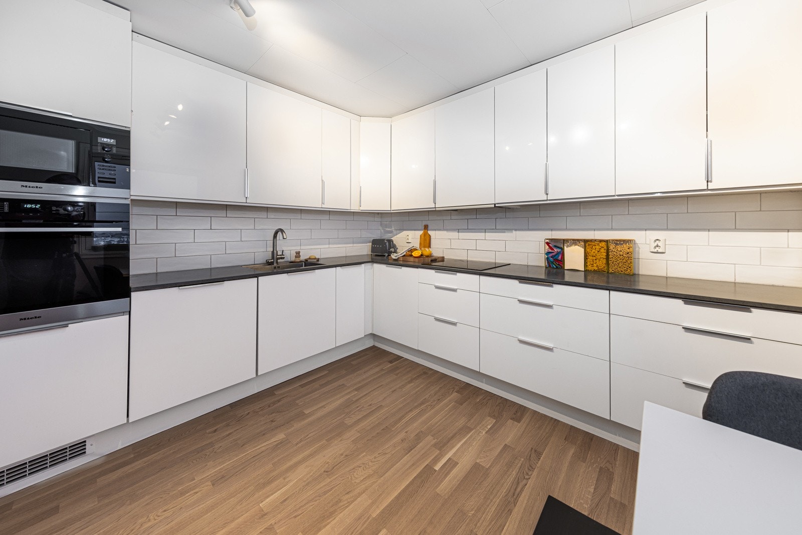 Pent utført med innredning helt opp til taket og integrerte hvitevarer. Galleribilde