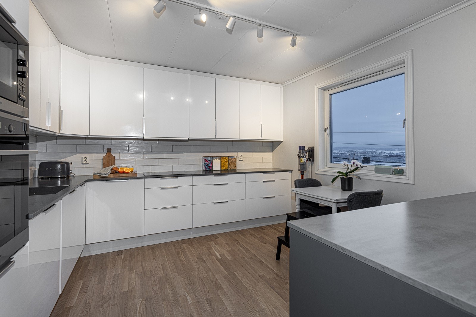 Et moderne og pent kjøkken fra ca. 2012 med integrerte hvitevarer. Galleribilde