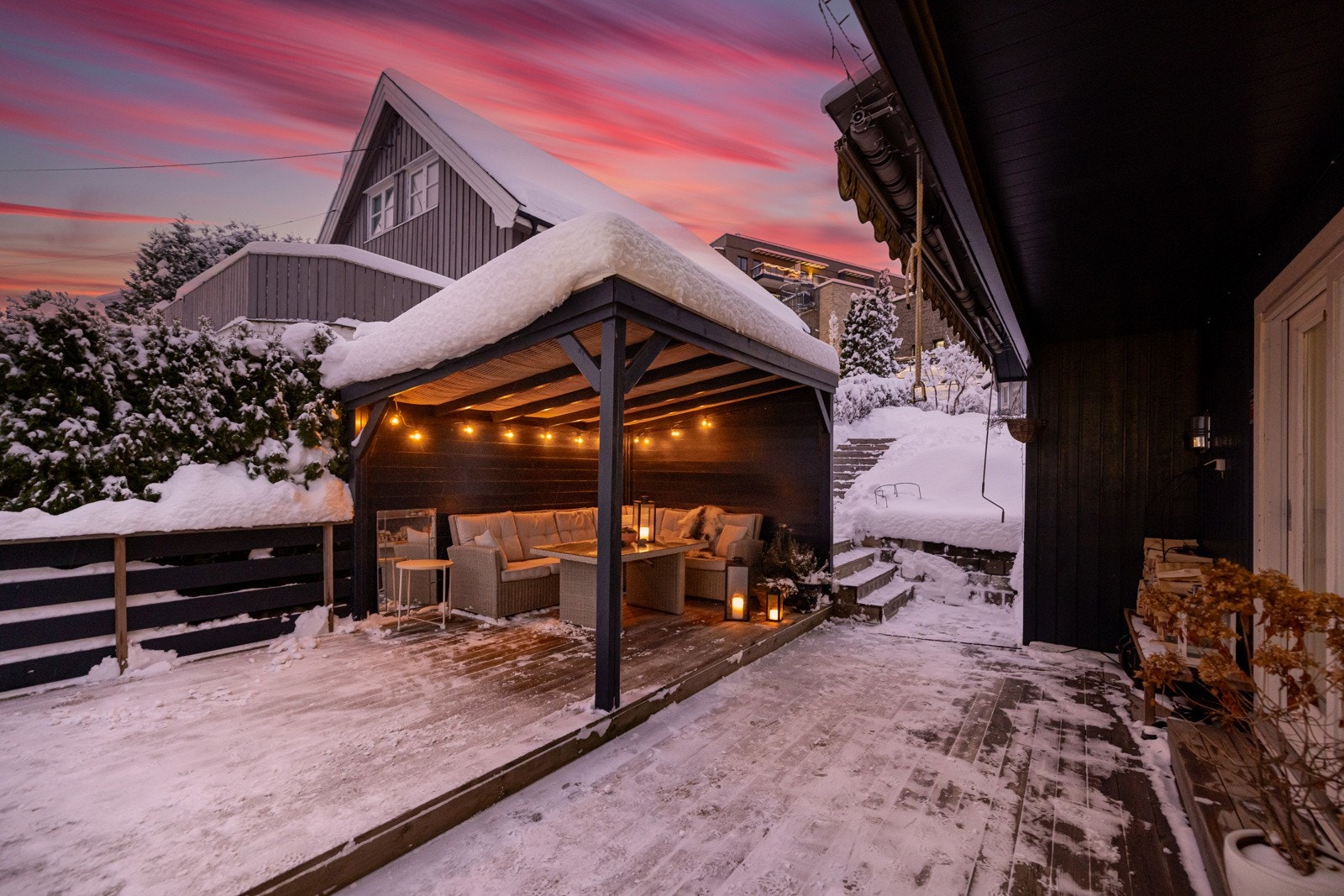 Koselig pergola i den ene sonen. Galleribilde