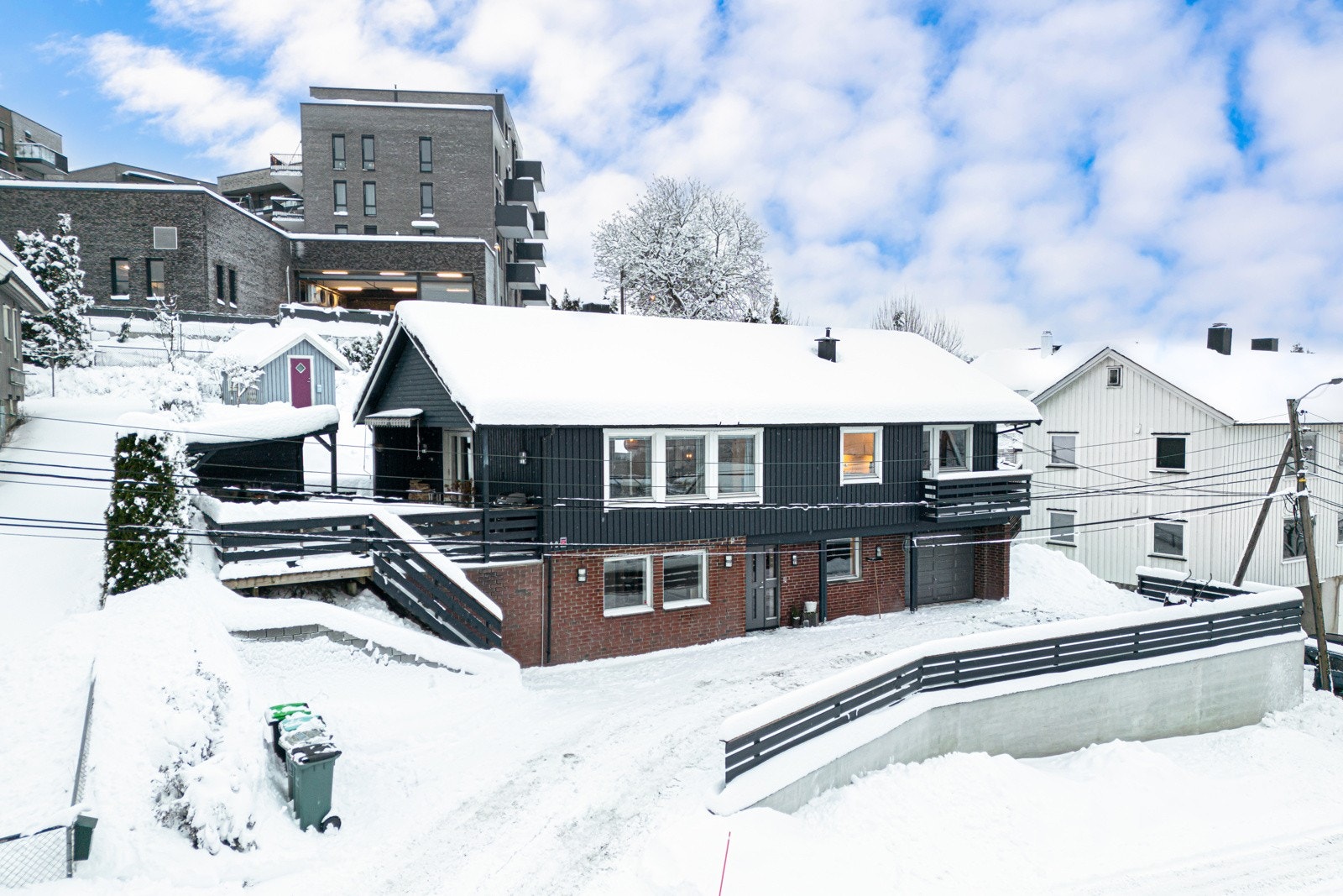 Huset i Iduns vei ligger på en naturlig høyde i terrenget med sol og utsikt. Galleribilde
