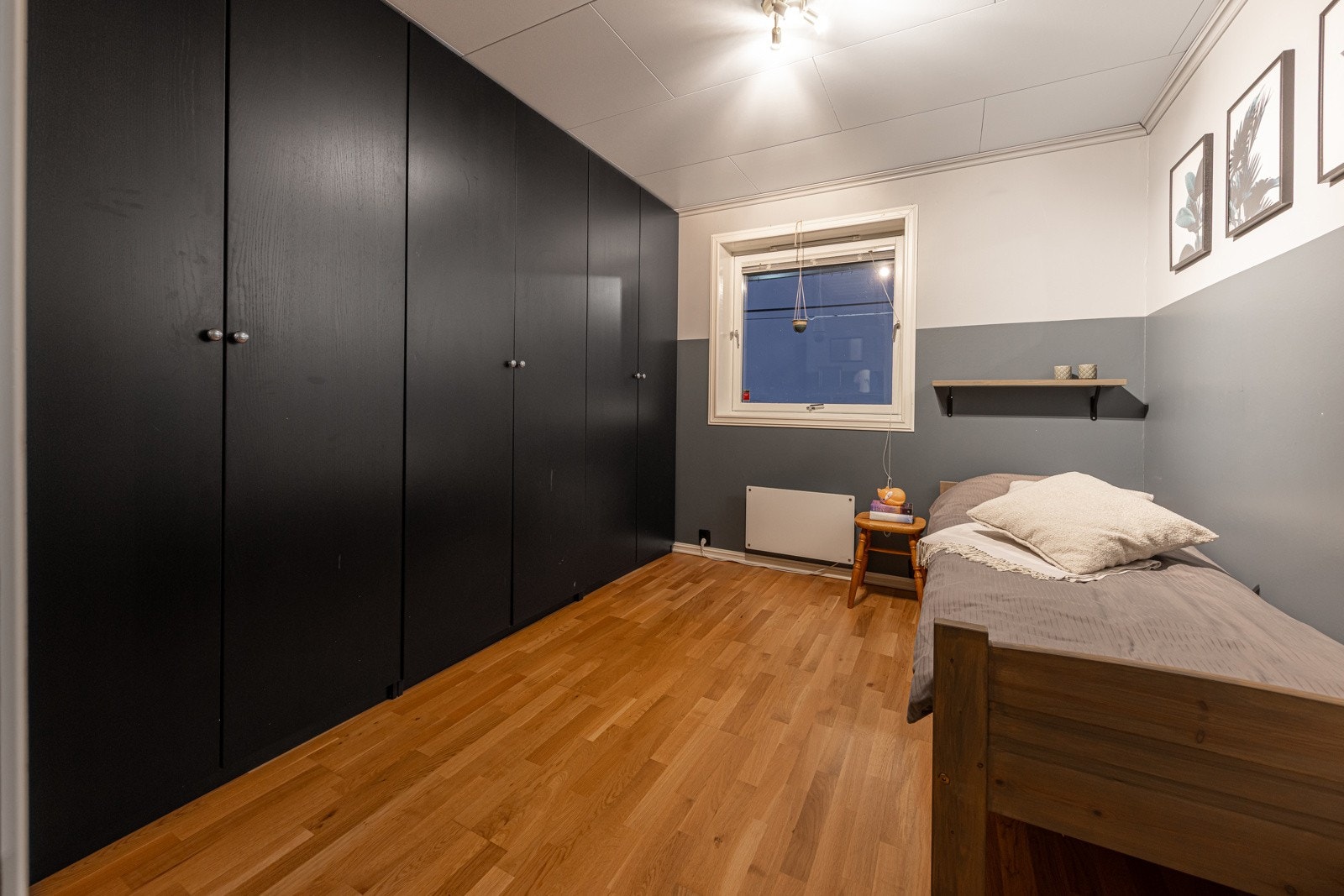 Soverom med gadrerobeskap. Galleribilde